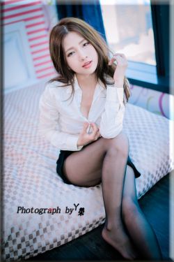 女性去掉所有服装的样子